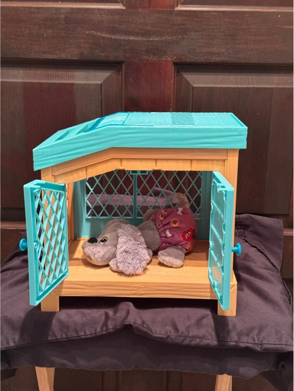 Plastic Toy Dog Kennel with Plush Dog